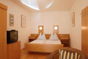 Гостиница Madar Café Central Melk  Мельк